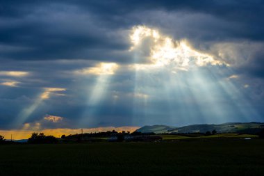 İskoçya 'da Aberdeen yakınlarında akşam gökyüzünde güneş ışınları, Uk 