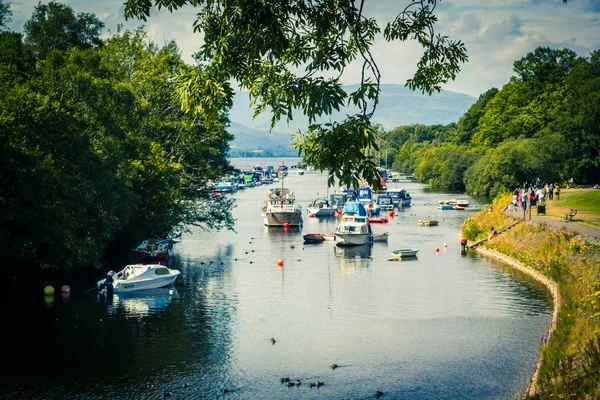 ロッチ ロンゴンド近くのバルロック港の景色川沿いのボートと観光客スコットランド 英国の晴れた日に歩くとリラックスした — ストック写真