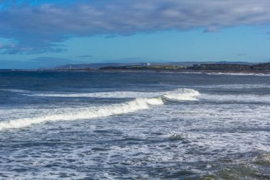 Dunbar 'da fırtınalı bir deniz, İskoçya' da deniz kenti, Uk