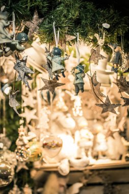 Noel süsleri ve parıltılarıyla Noel ağacı