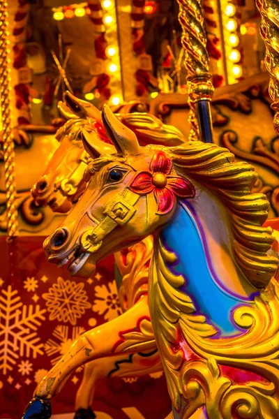 Sárga évjárat körhinta fa lovak karuselben — Stock Fotó