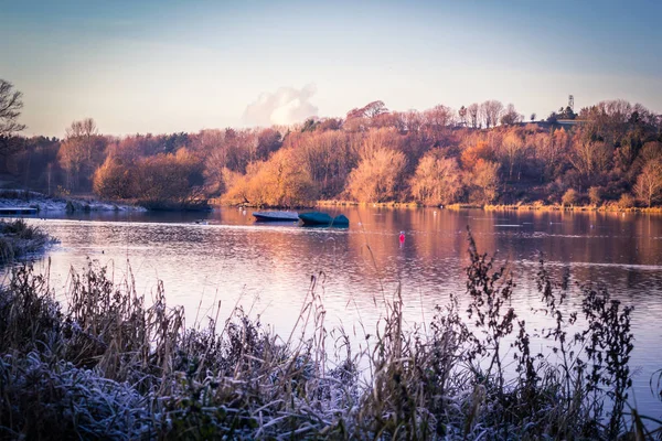 Lignée Lac Avec Des Bateaux Givre Sur Herbe Lignée Ecosse — Photo