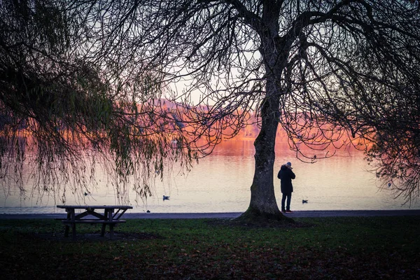 晩秋のリンリッツゴーの美しい公園を歩く人々 リンリッツゴー スコットランド イギリス 2019年11月30日 — ストック写真