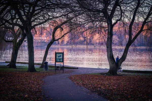 Mensen Wandelen Het Prachtige Park Linlithgow Late Herfst Linlithgow Schotland — Stockfoto