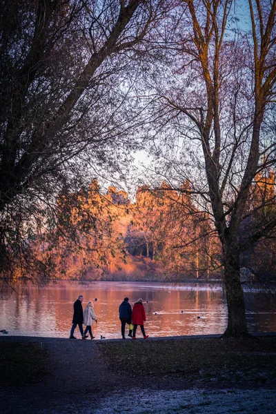 Mensen Wandelen Het Prachtige Park Linlithgow Late Herfst Linlithgow Schotland — Stockfoto