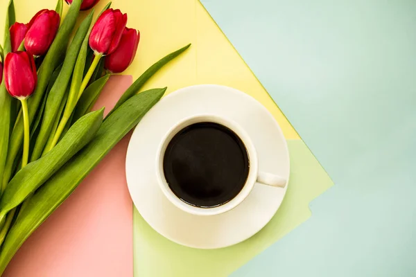 Tulipány Červeného Jara Papírovém Pozadí Šálkem Kávy — Stock fotografie