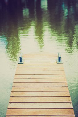 ahşap iskele ve mavi su