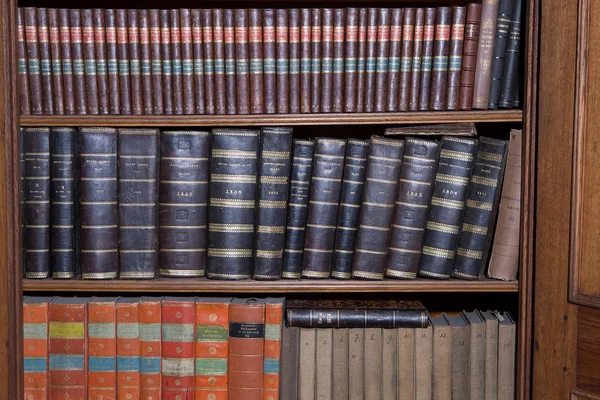 Alte Bücher in hölzerner Reihenbibliothek — Stockfoto