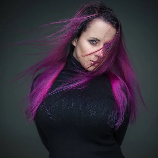 Attraktives Mädchen mit violettem Haar — Stockfoto