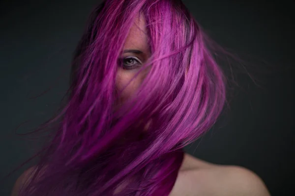 Porträt attraktives Mädchen mit violetten Haaren — Stockfoto