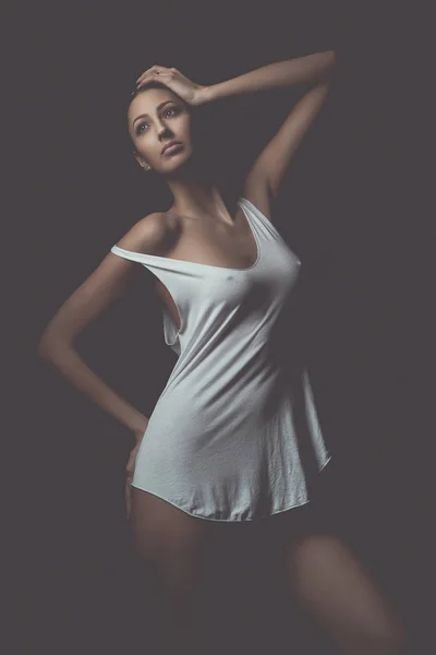 Attraente ragazza sexy in top bianco — Foto Stock