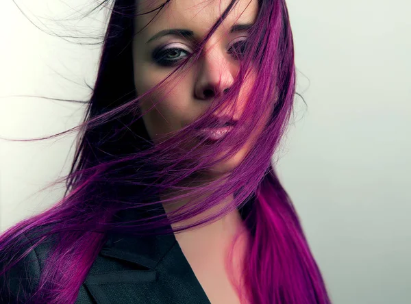 Dramatiska porträtt flicka med styling röda hår — Stockfoto