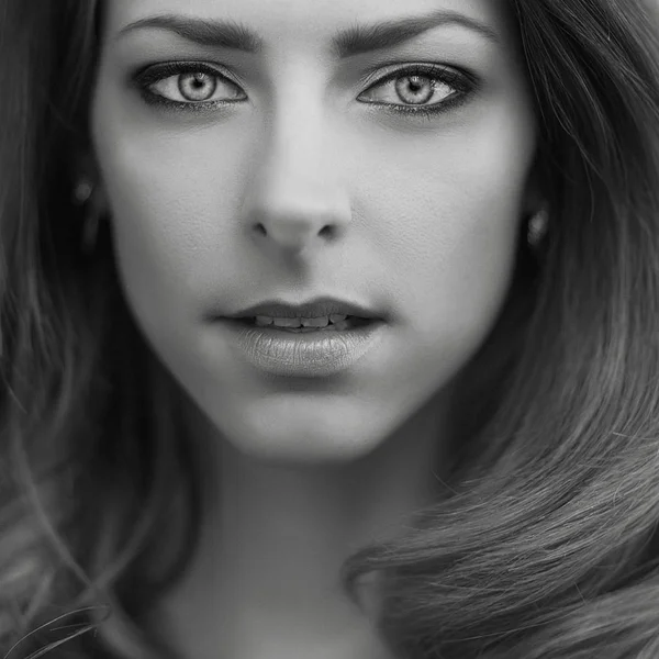Duygu siyah beyaz kız portre — Stok fotoğraf