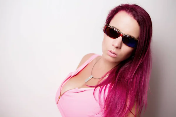 Портретная девушка в розовой одежде в солнечных очках — стоковое фото