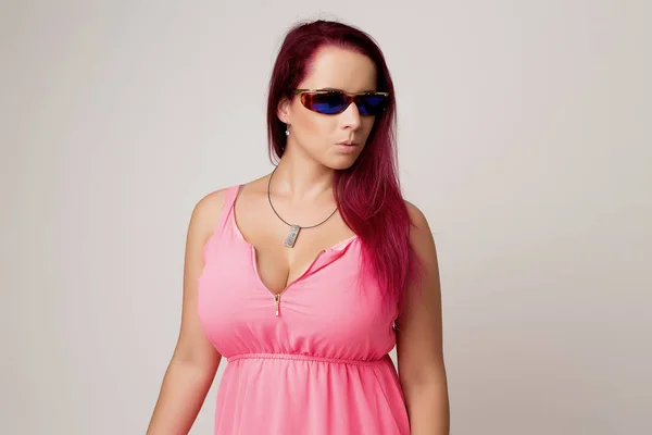 Portret meisje in roze kleding met zonnebril — Stockfoto