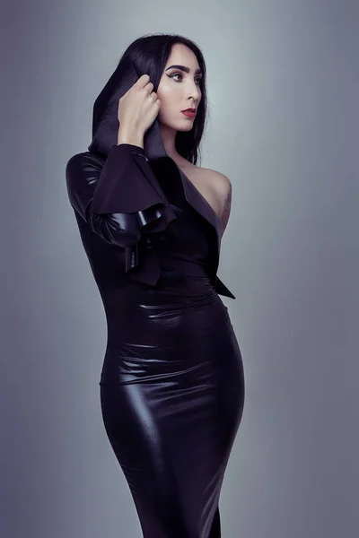 Siyah fetiş laxex elbiseleri çekici dövme kız — Stok fotoğraf
