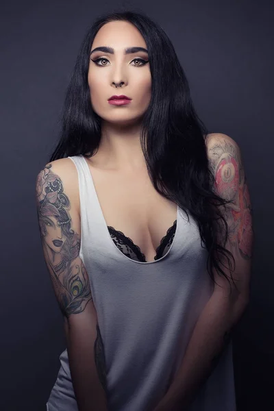 Привлекательная девушка с татуировкой в белом — стоковое фото