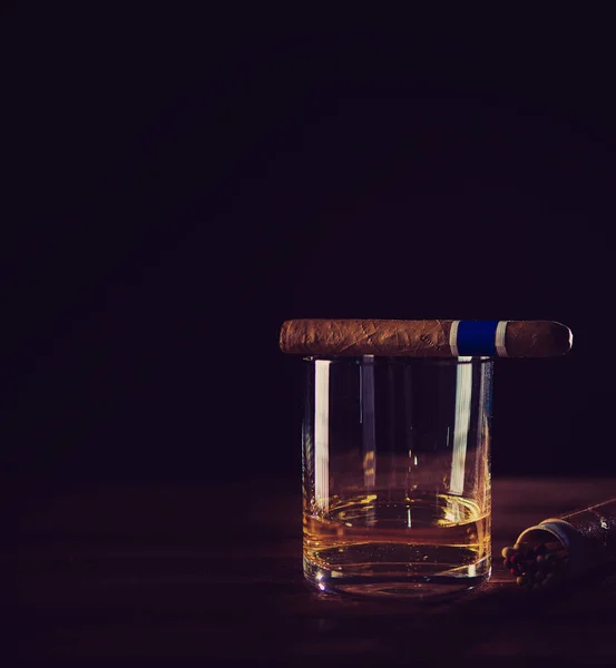 Whisky i cygara relaks — Zdjęcie stockowe