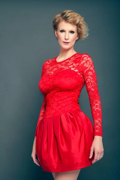 Kırmızı elbiseli çekici güzellik kız — Stok fotoğraf