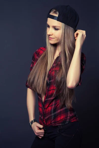 Bellezza sorriso bionda sottile ragazza in camicia rossa — Foto Stock