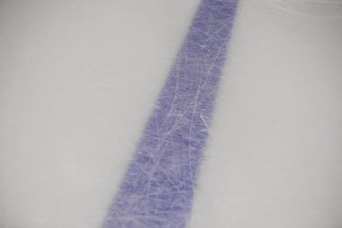 buz pateni pisti üzerinde mavi çizgi
