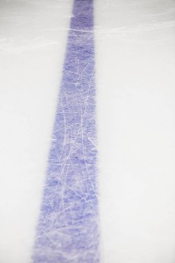 buz hokeyi pateni pisti üzerinde mavi çizgi