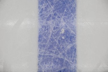 buz hokeyi pateni pisti üzerinde mavi çizgi