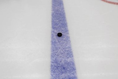 buz hokeyi pateni pisti üzerinde puck ile mavi çizgi