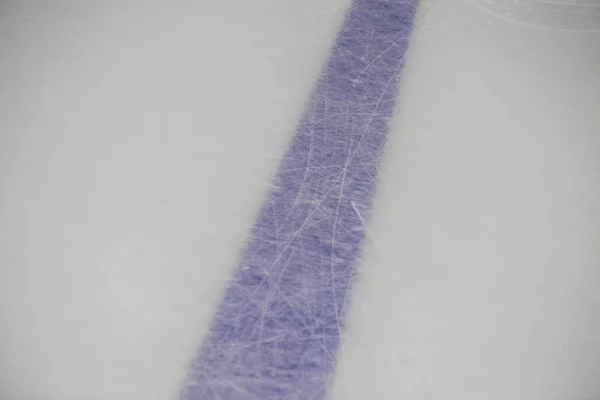 Linha azul na pista de gelo — Fotografia de Stock