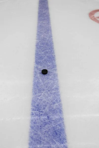 Ligne bleue avec rondelle sur la patinoire — Photo