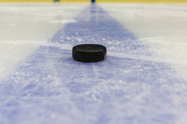 Línea azul con disco en pista de hockey sobre hielo — Foto de Stock