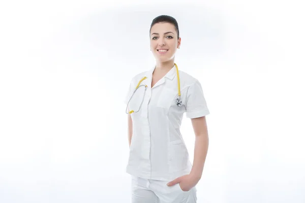Medica donna positiva con stetoscopio. Bianco isolato b — Foto Stock