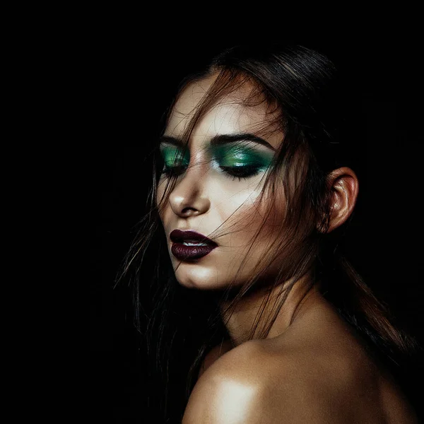 Donker meisje portret met groene make-up — Stockfoto