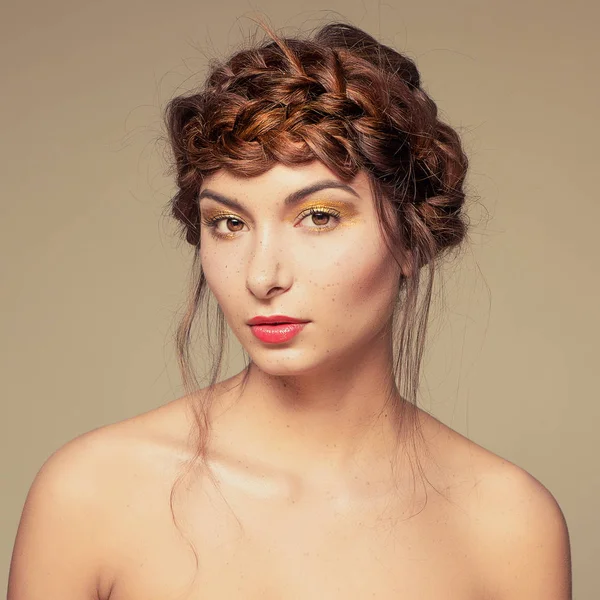 Portre sevimli kız yüz abartılı altın makyaj — Stok fotoğraf