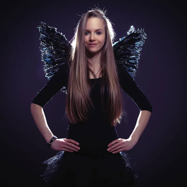 Roztomilá dívka v temný anděl kostým — Stock fotografie