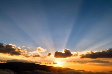 Güneş ışınları ile dağlarda günbatımı