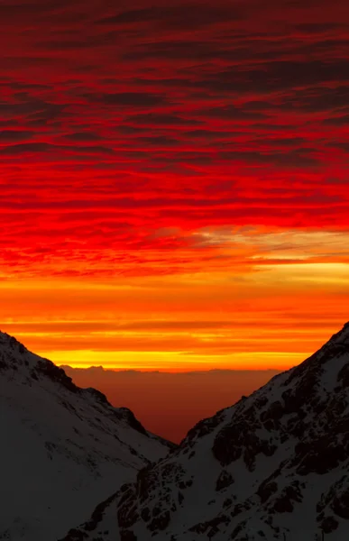 Rosso tramonto in montagna — Foto Stock