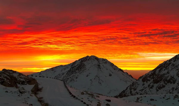 Puesta de sol roja en la montaña — Foto de Stock