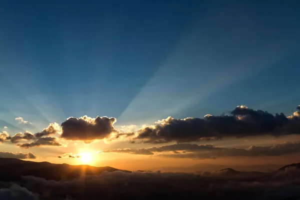 Pôr do sol em montanhas com raios de sol — Fotografia de Stock