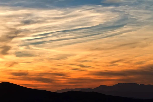 Auringonlasku tai auringonnousu vuorilla — kuvapankkivalokuva