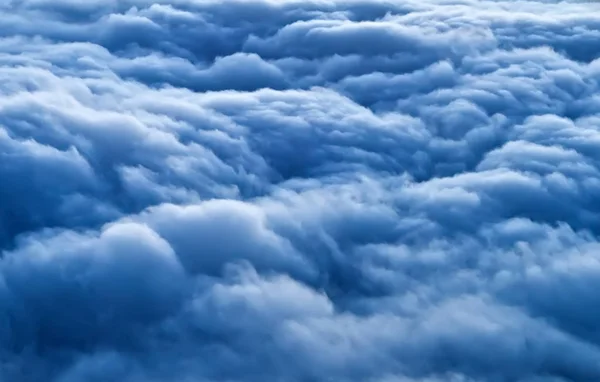 Vista sobre las nubes azules desde la gran altitud —  Fotos de Stock