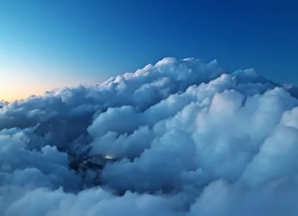 Pitkälle vuoret sininen usva ja pilvet (auringonlasku tai auringonlasku ) — kuvapankkivalokuva