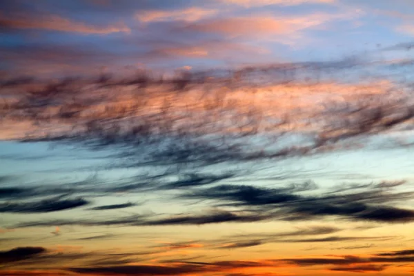 Chmury w godzinach wieczornych (zachód lub wschód słońca) — Zdjęcie stockowe