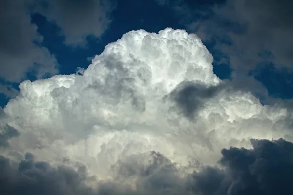 一个大的白色雷云 — 图库照片
