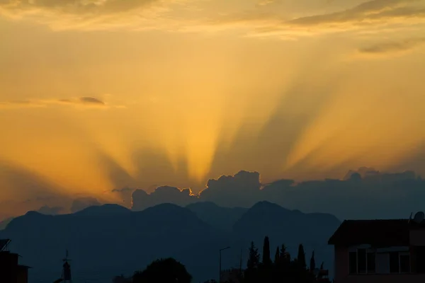 Západ slunce v oblacích s paprsky — Stock fotografie