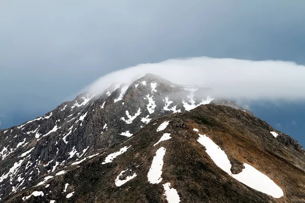 Türkiye'nin karlı dağların ilkbahar manzarası. Oluşumu ve — Stok fotoğraf