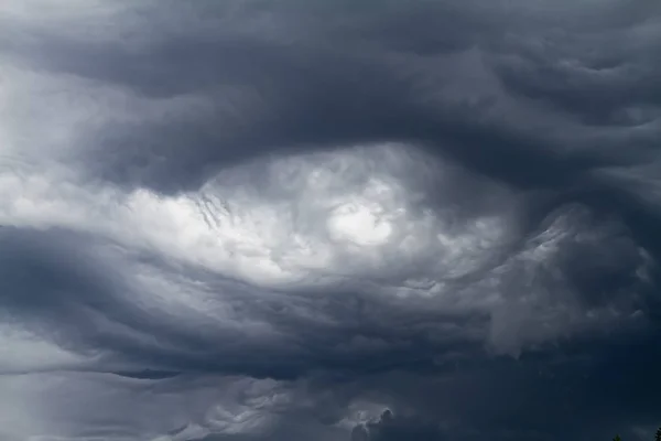 Nubi di asperato che formano un cielo drammatico . — Foto Stock