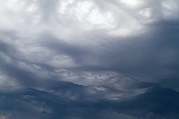 Nubi di asperato che formano un cielo drammatico . — Foto Stock