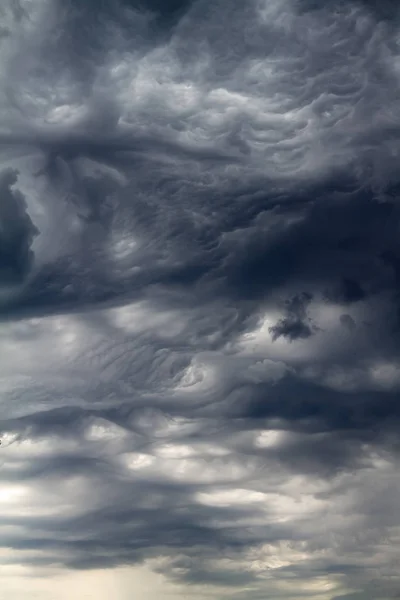 Nubi di asperato che formano un cielo drammatico . — Foto Stock