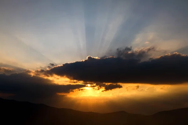 Puesta de sol con los rayos de sol . —  Fotos de Stock